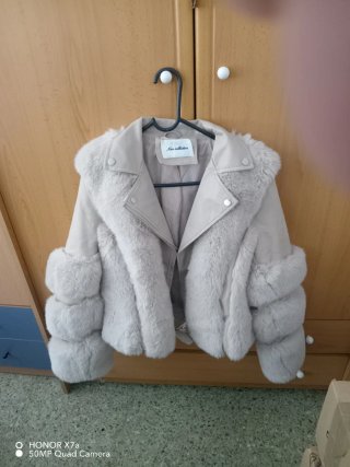 Chaqueta de invierno beige y blanca