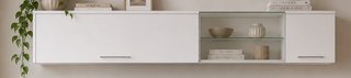 Mueble suspendido blanco con vitrina