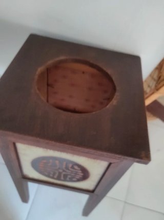 Portavasi in legno con piastrelle