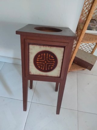 Portavasi in legno con piastrelle