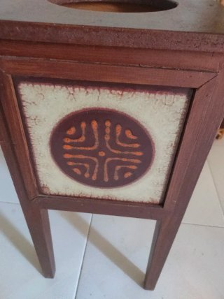 Portavasi in legno con piastrelle