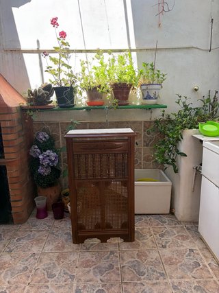 Cubre radiador de madera y ratán