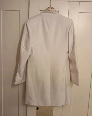 Traje de novio bordado blanco y dorado.
