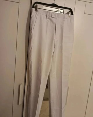 Traje de novio bordado blanco y dorado.