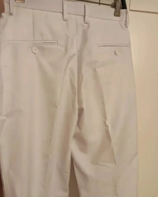 Traje de novio bordado blanco y dorado.