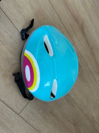 Patines infantiles y casco azul