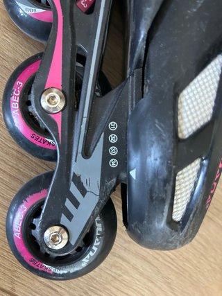 Patines infantiles y casco azul