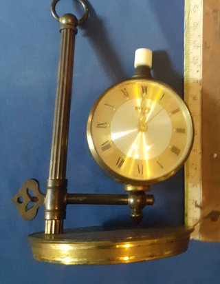 Reloj de sobremesa dorado y negro