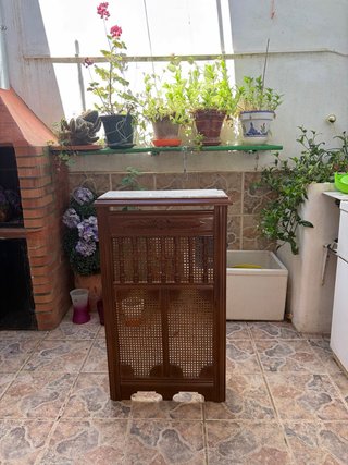 Cubre radiador de madera y ratán