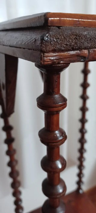 Rinconera de madera hecha con carretes de hilo