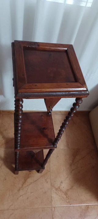 Rinconera de madera hecha con carretes de hilo