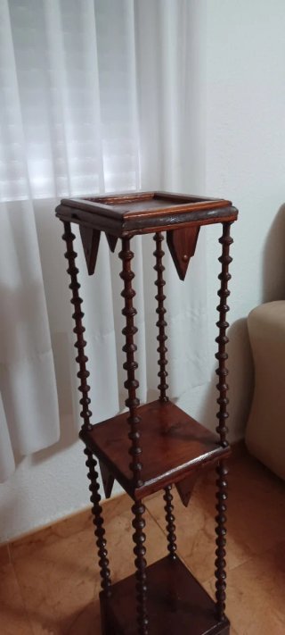 Rinconera de madera hecha con carretes de hilo