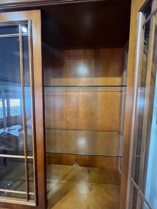 Vitrina de madera con puertas de cristal