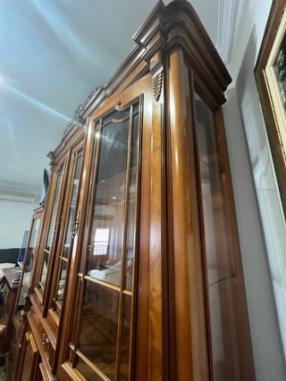 Vitrina de madera con puertas de cristal