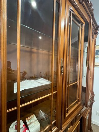 Vitrina de madera con puertas de cristal