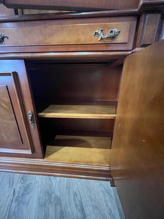 Vitrina de madera con puertas de cristal