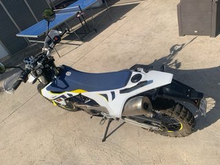 Husqvarna 701 Enduro Moto Blanca y Amarilla
