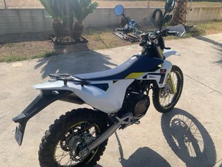 Husqvarna 701 Enduro Moto Blanca y Amarilla