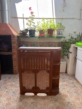 Cubre radiador de madera y ratán