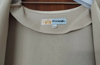 Blazer beige con broche floral