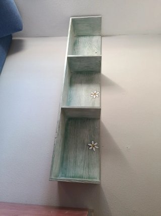 Estantería de madera verde y blanca