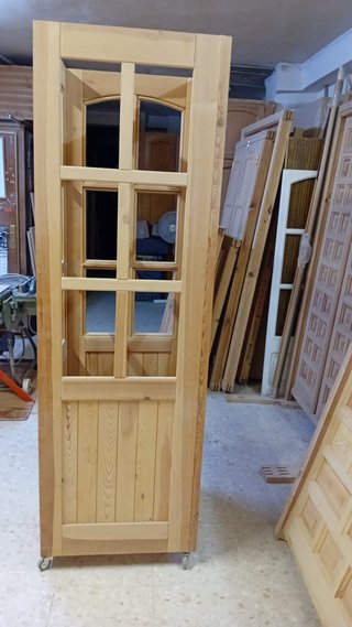Ventanas de madera con postigos
