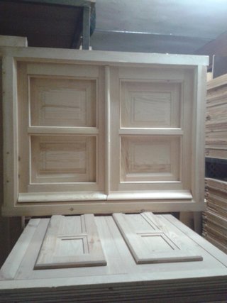 Ventanas de madera con postigos
