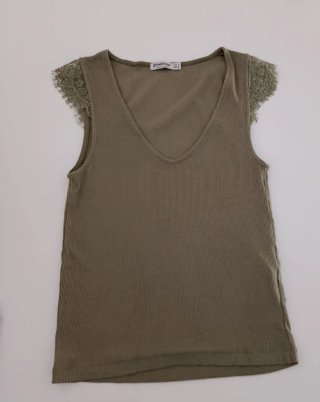 Camiseta acanalada con encaje Stradivarius T.S