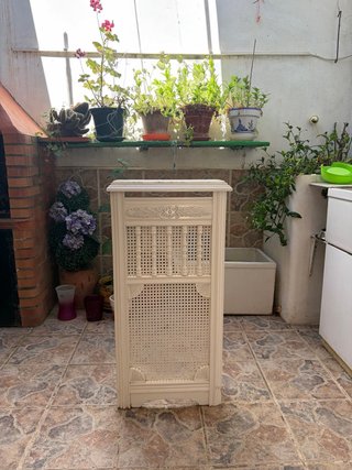 Cubre radiador de madera beige