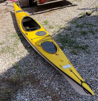Kayak de mar amarillo