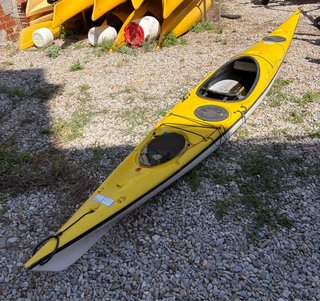 Kayak de mar amarillo