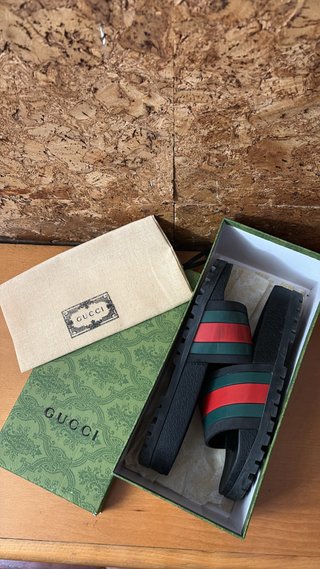 Chanclas Gucci Negras con Rayas Rojas y Verdes