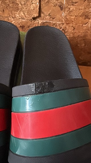 Chanclas Gucci Negras con Rayas Rojas y Verdes