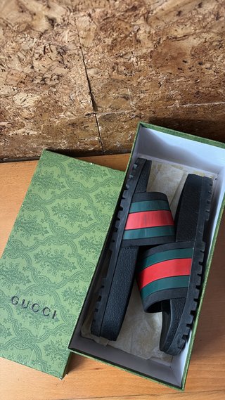 Chanclas Gucci Negras con Rayas Rojas y Verdes