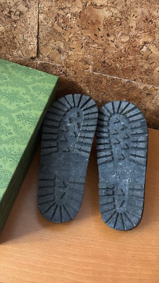 Chanclas Gucci Negras con Rayas Rojas y Verdes