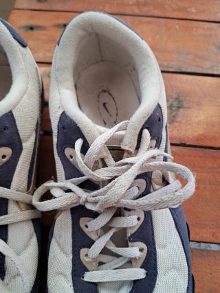 Zapatillas deportivas beige y azul