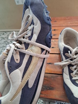 Zapatillas deportivas beige y azul