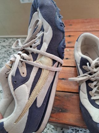 Zapatillas deportivas beige y azul
