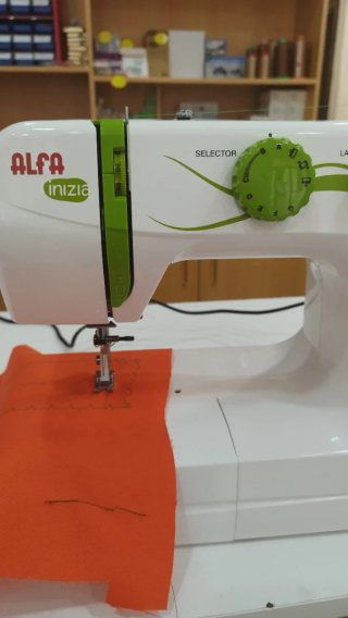 Máquina de coser Alfa Inizia 525