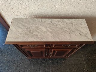 Mueble recibidor de madera y mármol