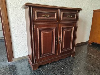 Mueble recibidor de madera y mármol