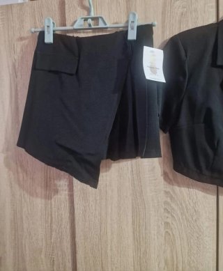 Conjunto negro elegante crop top y falda