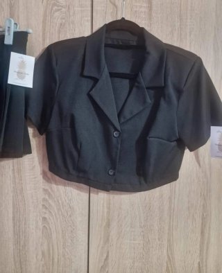 Conjunto negro elegante crop top y falda