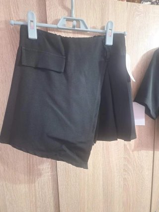 Conjunto negro elegante crop top y falda