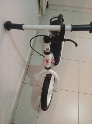 Bicicleta de equilibrio infantil blanca