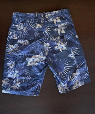 Pantalón corto cargo estampado floral  Talla 40