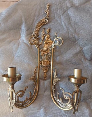 Aplique de pared dorado con figura de ángel