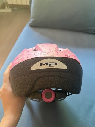 Casco MET infantil rosa con dibujos