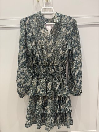 Vestido corto verde con detalles dorados