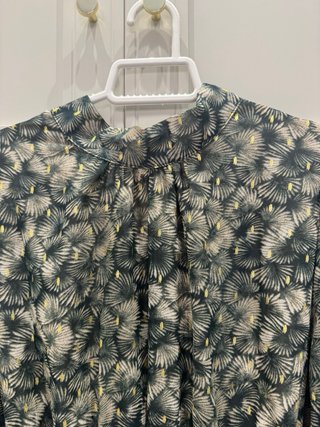 Vestido corto verde con detalles dorados